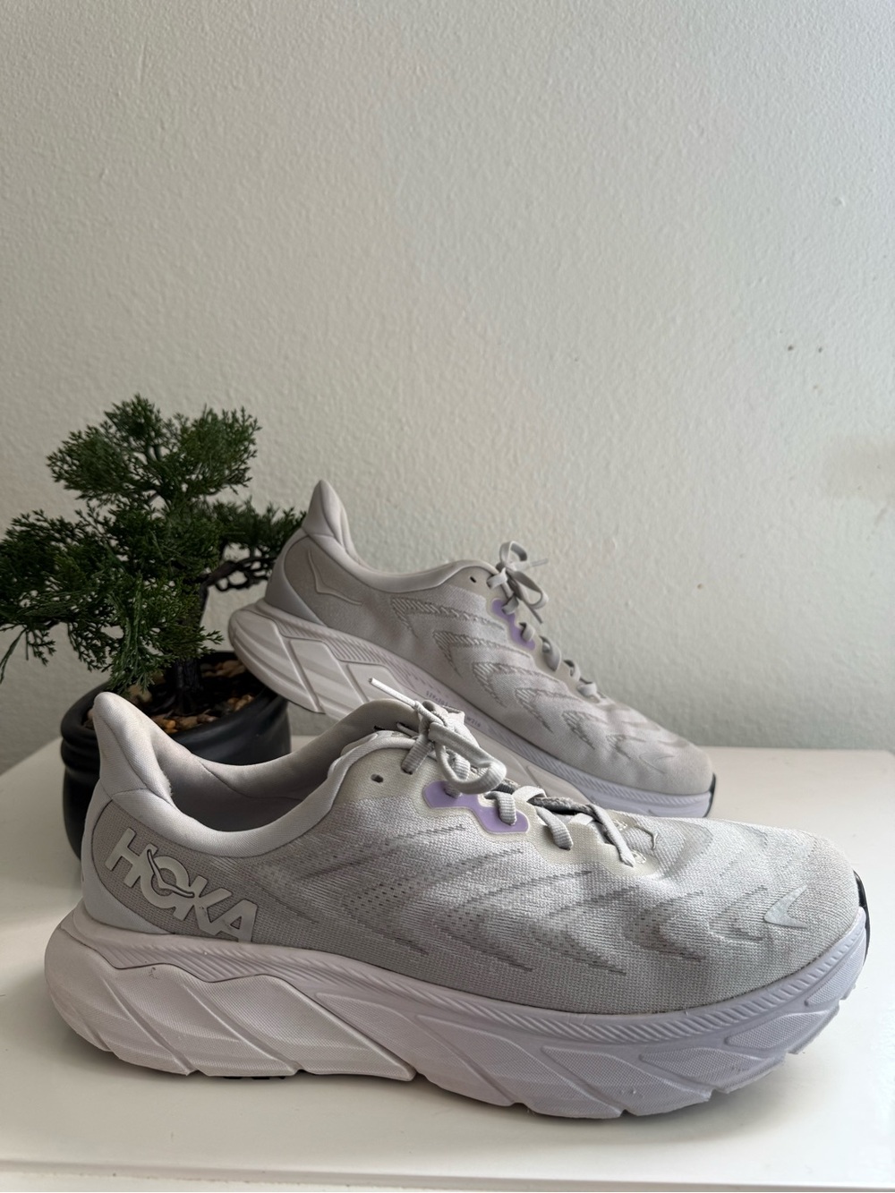 Hoka Arahi6 Women size 12 Light Gray and White Athletic Sneakers